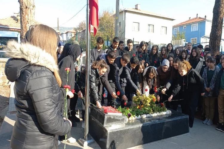 Şehit Aybüke öğretmen kabri başında anıldı haberinin görseli