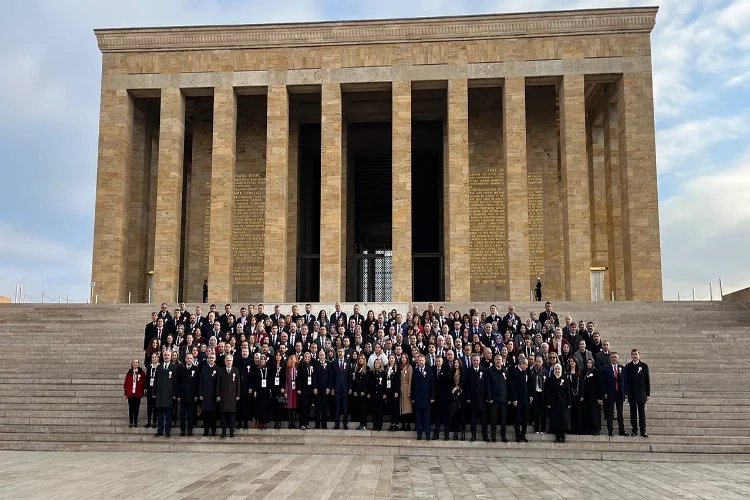 Bakan Tekin 81 ilden gelen öğretmenlerle Anıtkabir’de haberinin görseli