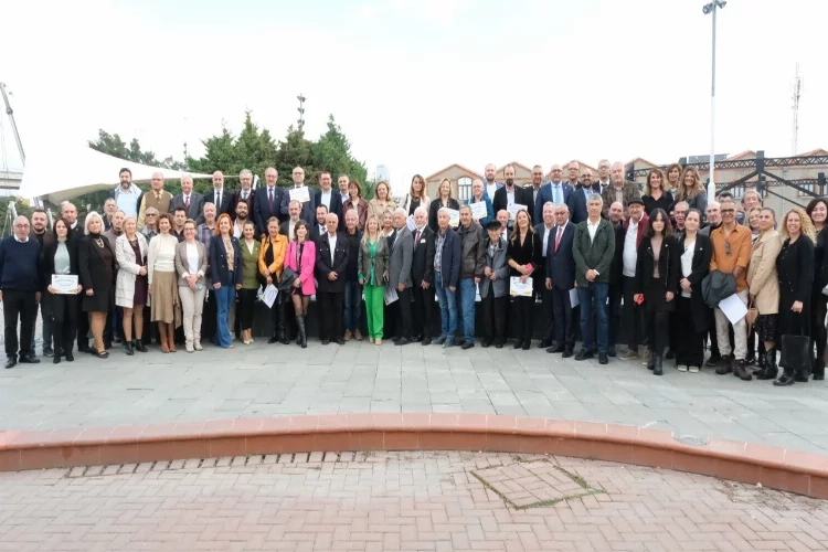 İzmir Gazeteciler Cemiyeti'nin yeni üyelerine rozet töreni