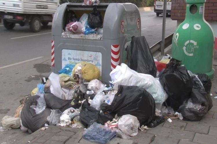 Çiğli'de işçiler 4 gündür çalışmıyor: Her köşe başı çöp yığınıyla doldu haberinin görseli