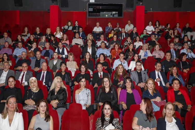 Başkan Tunç Soyer, Atatürk filmini öğretmenlerle izledi haberinin görseli