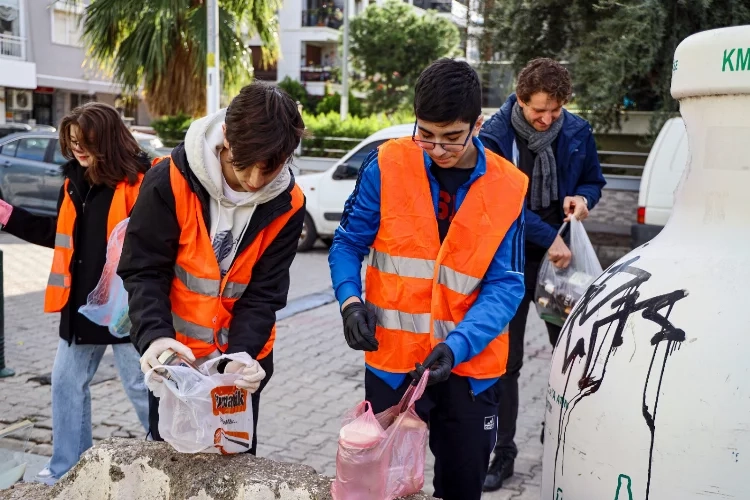 Karşıyaka'da gençler geri dönüşüm kültürünü öğreniyor