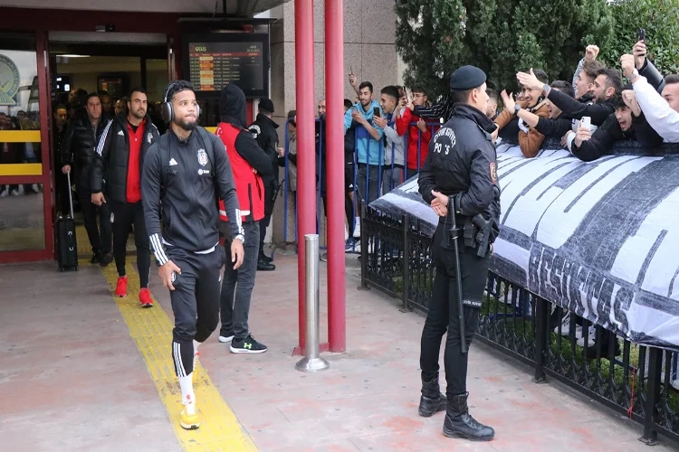 Beşiktaş kafilesi, Samsun’da çiçeklerle karşılandı haberinin görseli