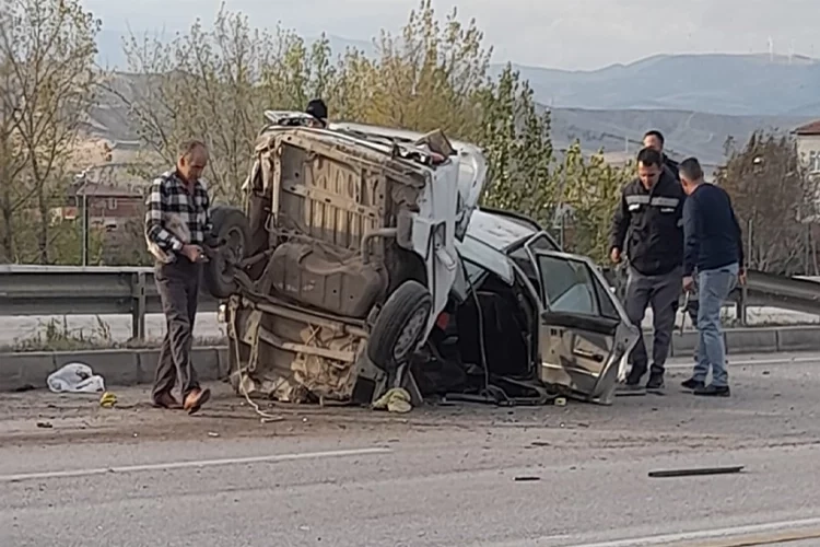 Amasya'da feci kaza: Otomobil ikiye bölündü haberinin görseli