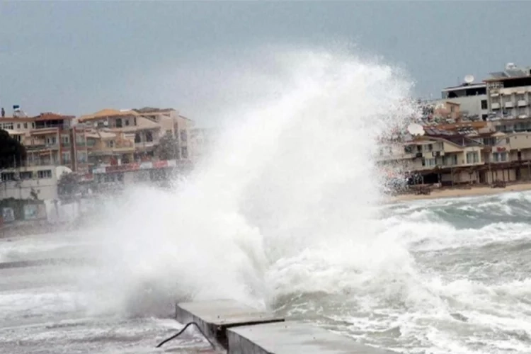 Marmara Denizi'nde dalgalar 3 metreye ulaştı, seferler iptal edildi haberinin görseli