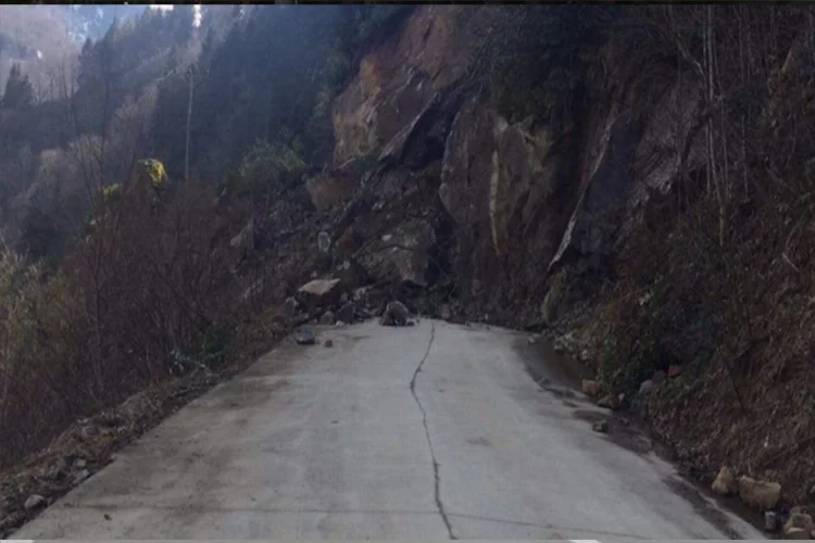 Rize'de heyelan sebebiyle yollar trafiğe kapandı haberinin görseli