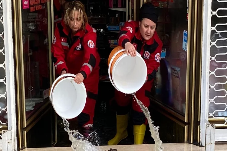 İzmir haber: Alsancak esnafı normale dönmeye çalışıyor haberinin görseli