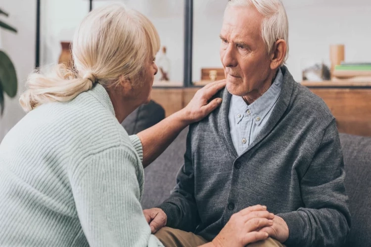 Alzheimer hastasına bakım veren de depresyona giriyor! haberinin görseli