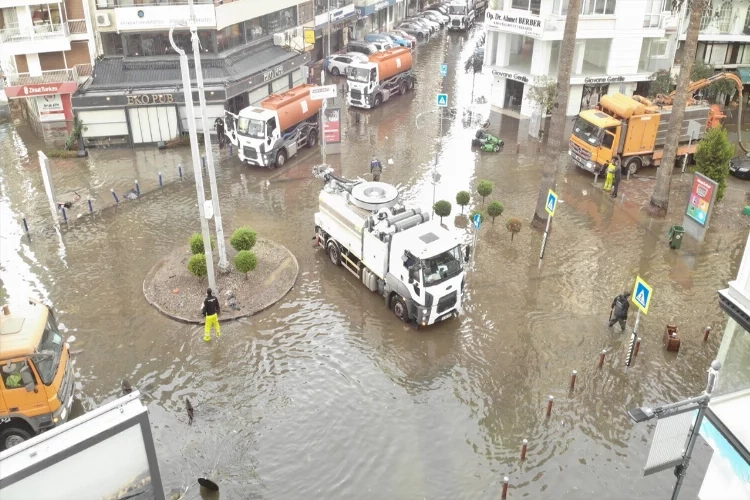 İzmir'de fırtınanın hasarı gün aydınlanınca ortaya çıktı