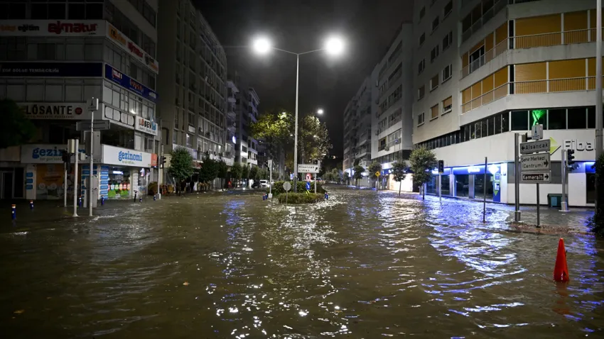 izmirde-deniz-tasti-vatandaslar-siren-sesleriyle-uyandi (5)