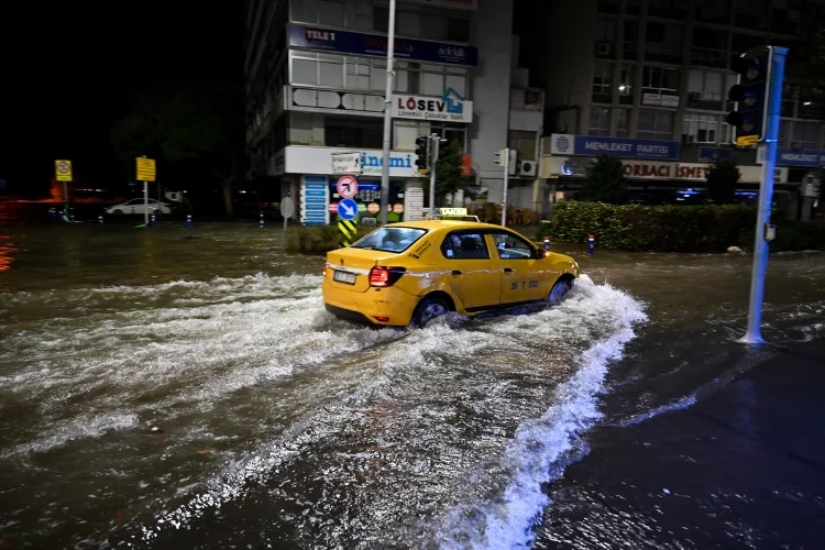 İzmir'de deniz taştı! Vatandaşlar siren sesleriyle uyandı haberinin görseli