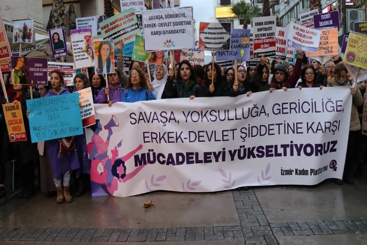 Kadınlar şiddete karşı sokağa çıktı: Susmuyoruz, korkmuyoruz, itaat etmiyoruz! haberinin görseli