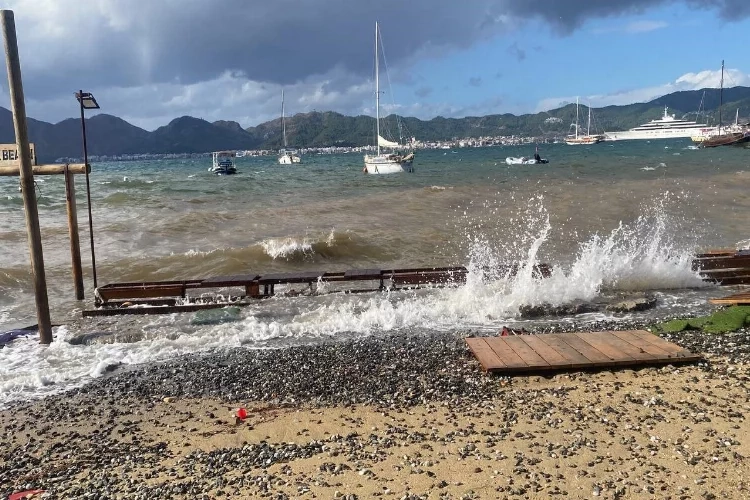 Marmaris'te etkili olan sağanak yağış iskeleyi söktü