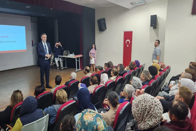 Bayraklı'da kadına yönelik şiddete karşı söyleşi düzenlendi haberinin görseli