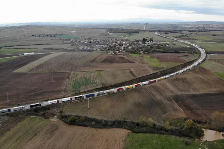 Yollar kardan kapandı, 20 kilometre tır kuyruğu oluştu haberinin görseli