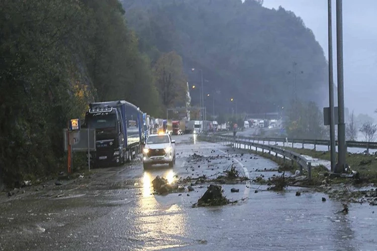Artvin'de fırtına nedeniyle ulaşım aksadı haberinin görseli