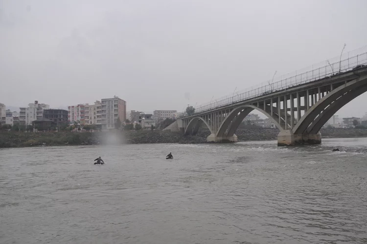Şırnak'ta iki kız kardeş el ele tutuşup Dicle Nehrine atladı haberinin görseli