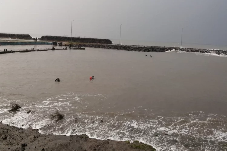 Deniz kenarında fotoğraf çektirmek isteyen 2 genç dalgalara kapıldı