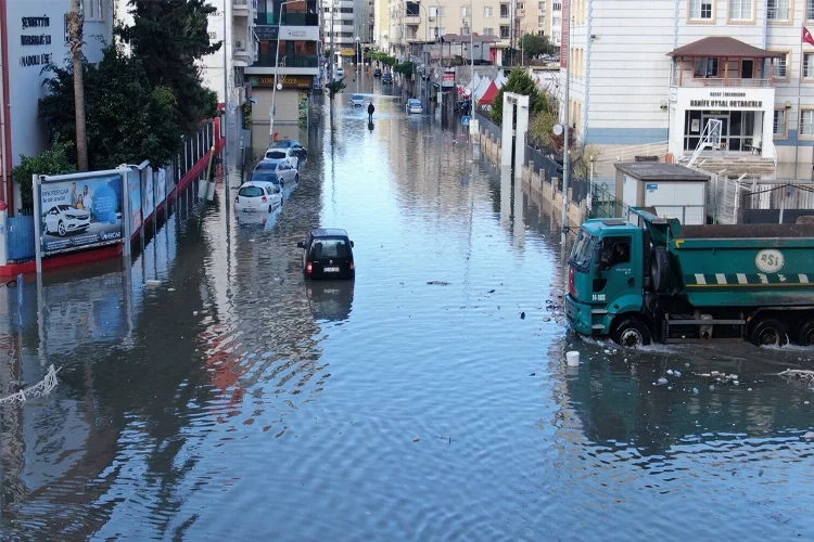 Hatay’da sahil şeridi sular altında kaldı