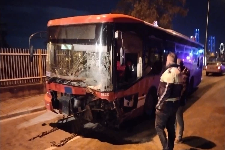 İzmir'de belediye otobüsü ile otomobil çarpıştı: Ölü ve yaralılar var! haberinin görseli
