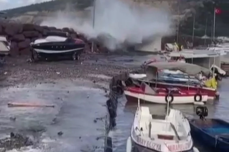İzmir’de fırtına dur durak bilmiyor: Aliağa’da denize düştüler! haberinin görseli