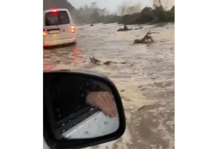 Karadeniz Sahil Yolu göle döndü