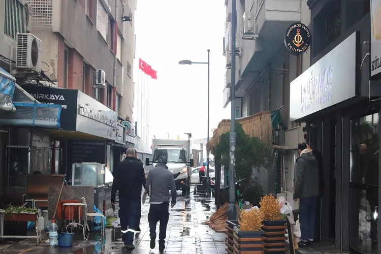 İzmir’de vatandaşlar normale dönmeye çalışıyor haberinin görseli