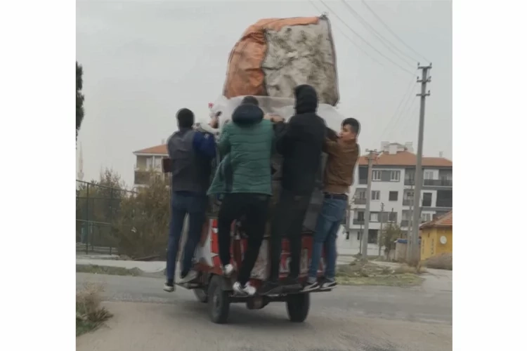 Şiddetli rüzgarda triportör devrilmesin diye bakın ne yaptılar haberinin görseli