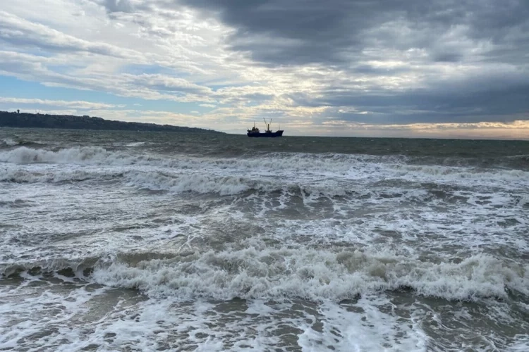 Tonlarca ağırlıktaki gemi lodosta böyle sallandı