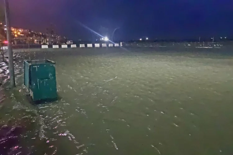 Tekirdağ'da deniz taştı: Tsunamiyi andıran görüntüler ortaya çıktı haberinin görseli