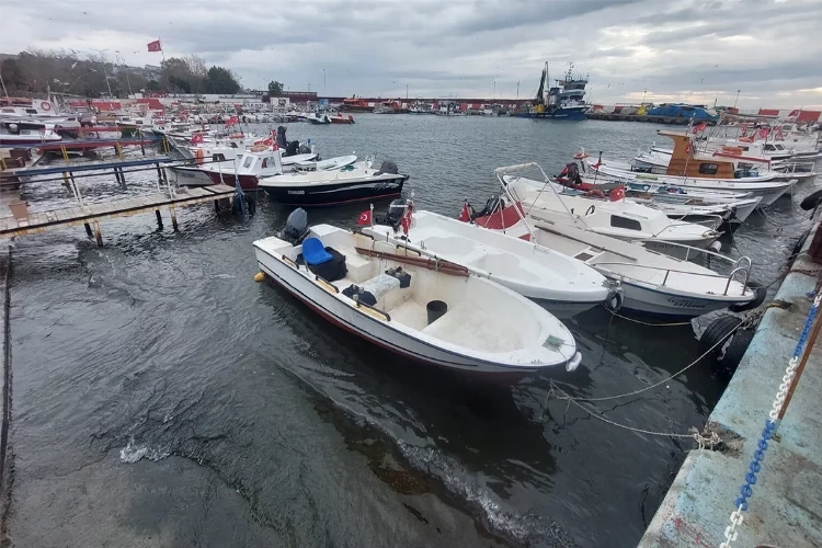 Tekirdağ’da şiddetli lodos: Deniz çalkalanıyor, tekneler dans ediyor