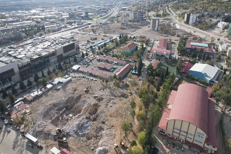 Depremde yıkılan mahalle yerinde dönüşüm bekliyor haberinin görseli