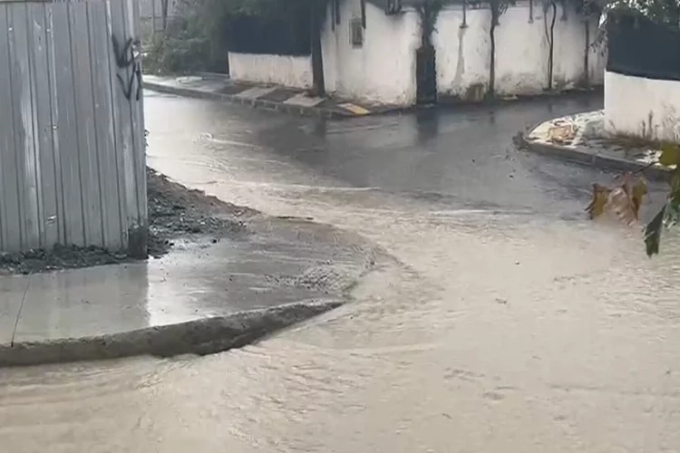 Arnavutköy'de cadde ve sokaklar su altında kaldı