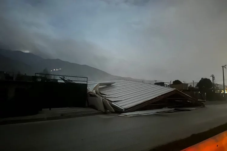 Bursa'da cam fabrikasının çatısı uçtu!