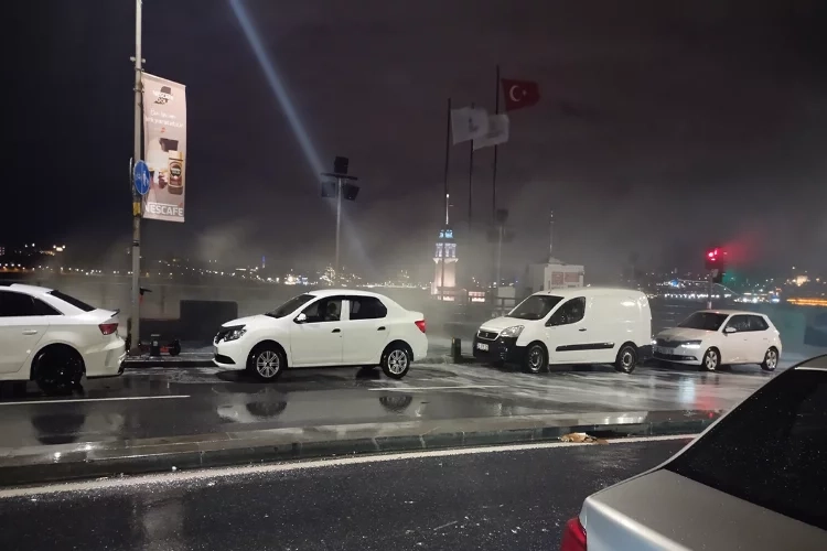 İstanbul'u fırtına: Üsküdar sahilde dev dalgalar oluştu