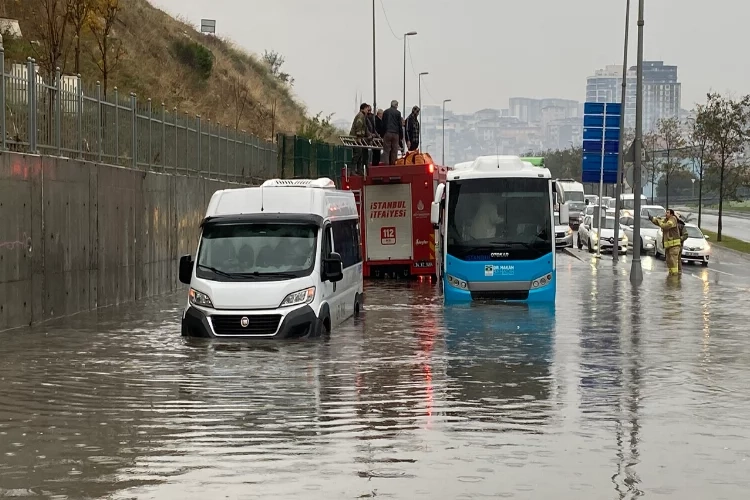 Küçükçekmece’de şiddetli yağış: 38 kişi mahsur kaldı