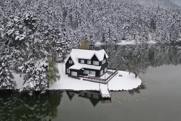 Bolu Gölcük Tabiat Parkı karla kaplandı