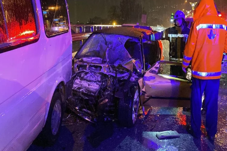 5 araç zincirleme trafik kazasına karıştı: Ölü ve yaralılar var!