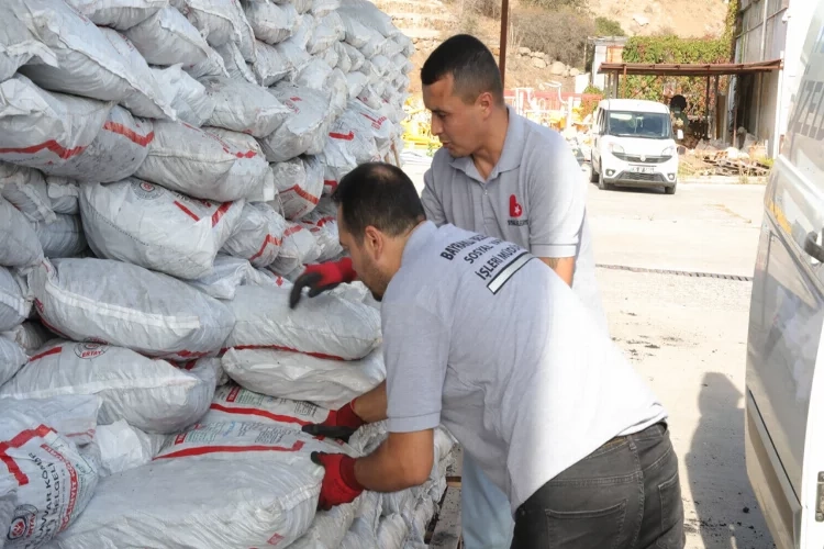 Bayraklı Belediyesinden vatandaşa kışlık yakacak desteği haberinin görseli