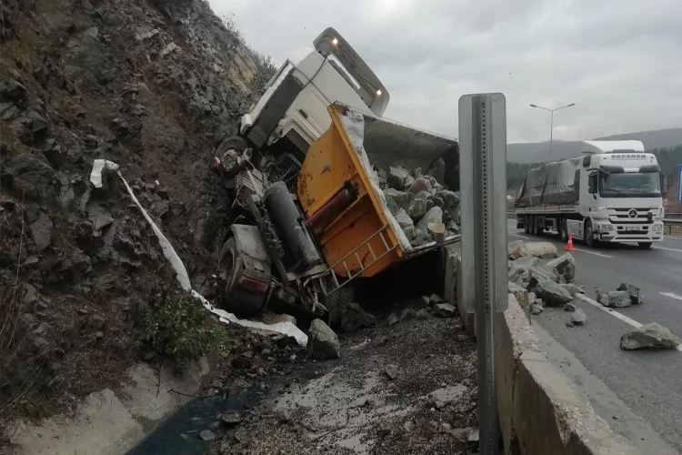 Bilecik'te taş yüklü kamyon devrildi; 1 yaralı