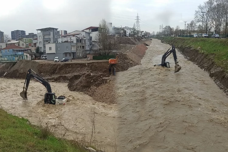 Bursa'da sel sularında can pazarı! Kepçe operatörü mahsur kaldı haberinin görseli
