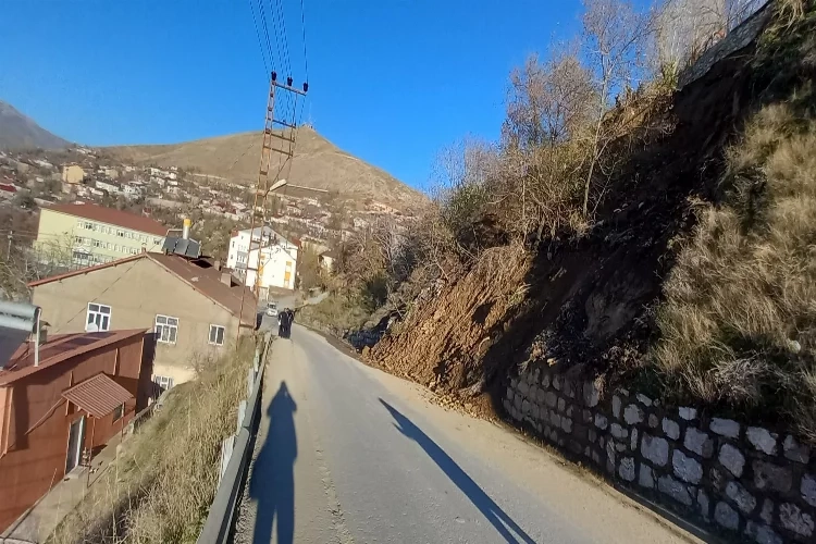 Bitlis'te toprak kayması: Yol kapandı