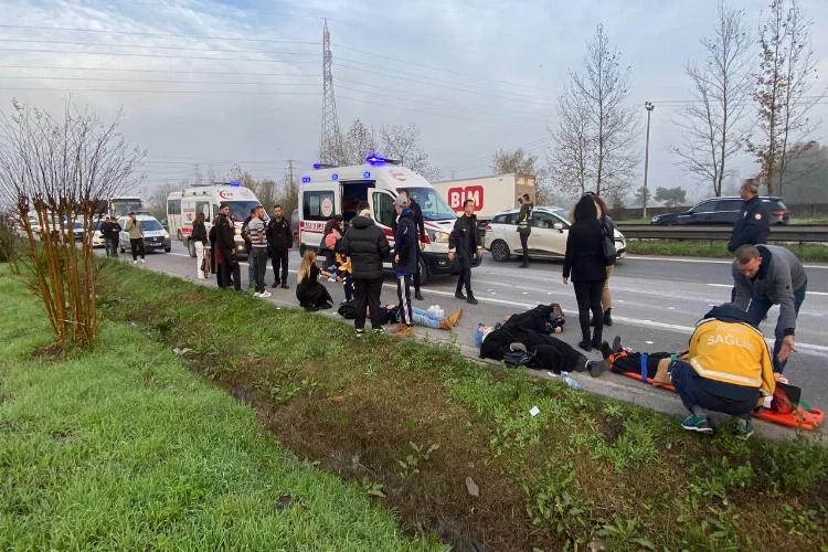 Otomobil yolcu minibüsüne çarptı, ortalık savaş alanına döndü