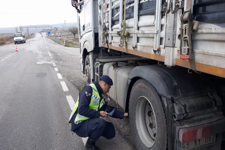 Kütahya’da jandarma trafik ekiplerinden kış lastiği denetimi