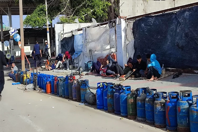 Filistinliler gaz için saatlerce sıra bekliyor haberinin görseli