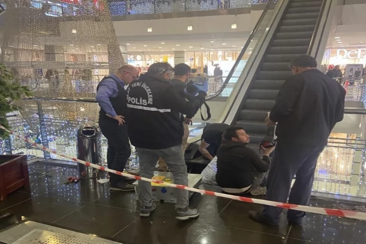 Konya'da yürüyen merdivende düşen çocuğun parmakları... haberinin görseli