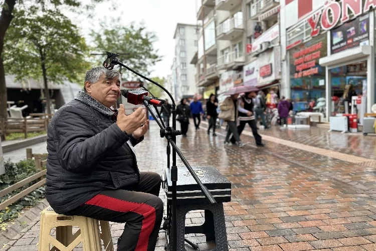 Sokaklarda şarkı söyleyerek geçimini sağlıyor haberinin görseli