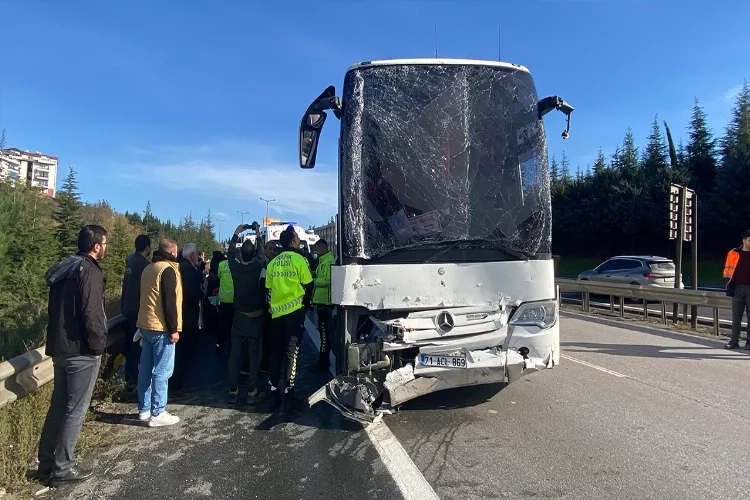 TEM Otoyolu’nda yolcu otobüsü tırla çarpıştı! haberinin görseli