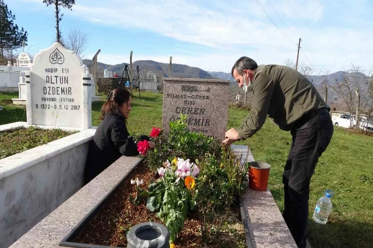 Canice öldürülmüştü... Ceren Özdemir, mezarı başında anıldı