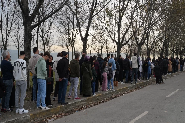 TCG Anadolu'ya 7'den 70'e ziyaretçi akını: Uzun kuyruk oluştu haberinin görseli